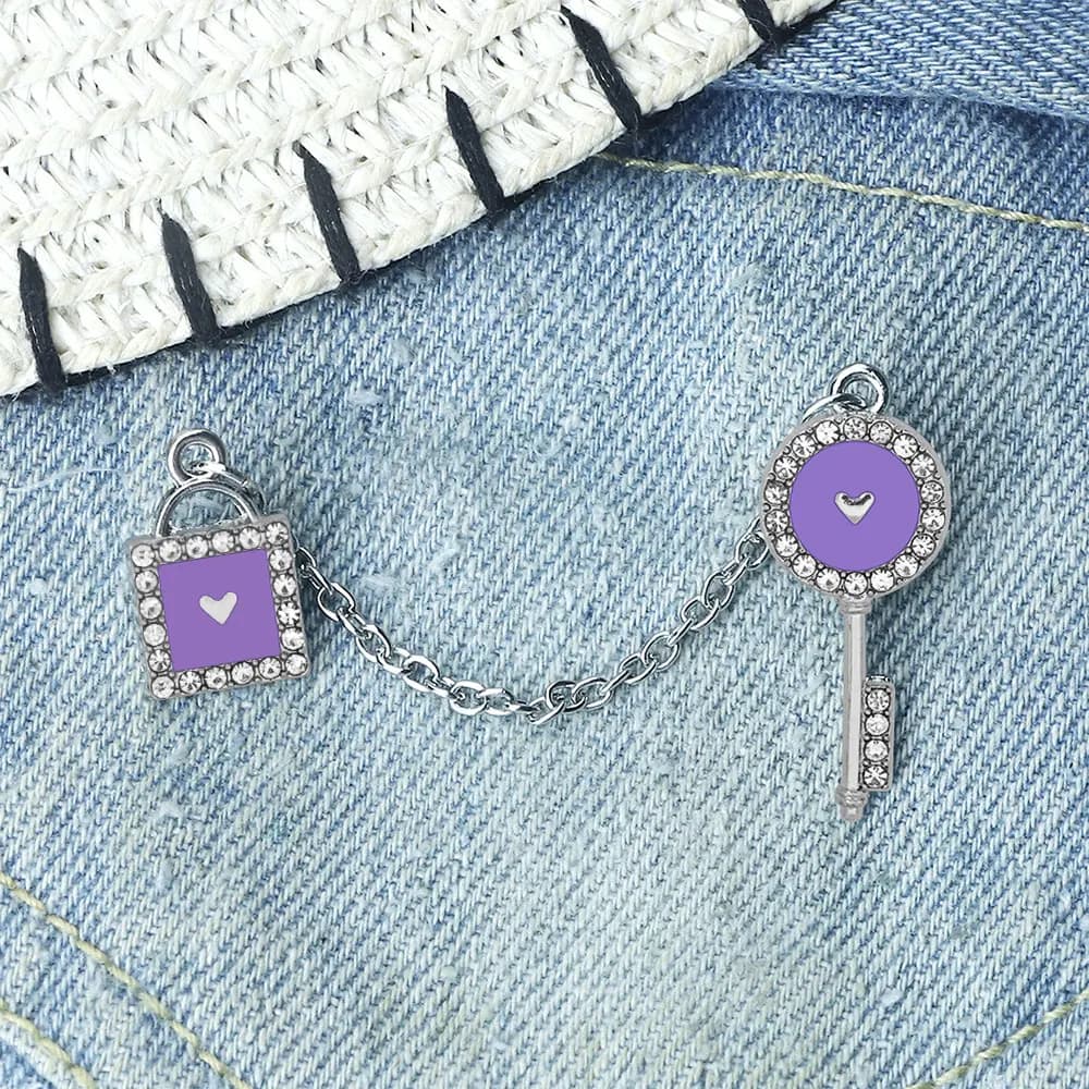 Spilla in metallo smaltato con chiave e lucchetto coordinati, distintivo creativo con catena, spilla da risvolto romantica in denim da donna, regalo gioiello per l'amicizia/l'amore eterno