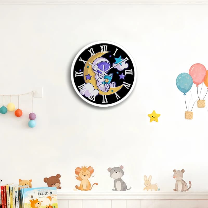 Orologio da parete silenzioso rotondo con cartone animato di un astronauta che legge, adatto per soggiorno, scuola, studio, camera da letto, regali per bambini