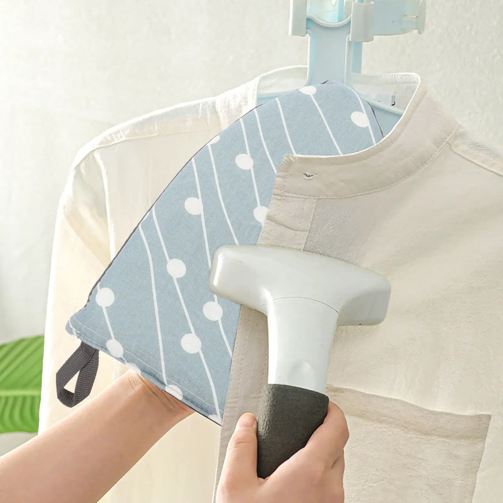 Tappetino da Stiro Portatile Premium, Spugna Ispessita Resistente al Calore, Facile da Riporre, con Corda per Appendere, Mini Asse da Stiro Compatta per Casa