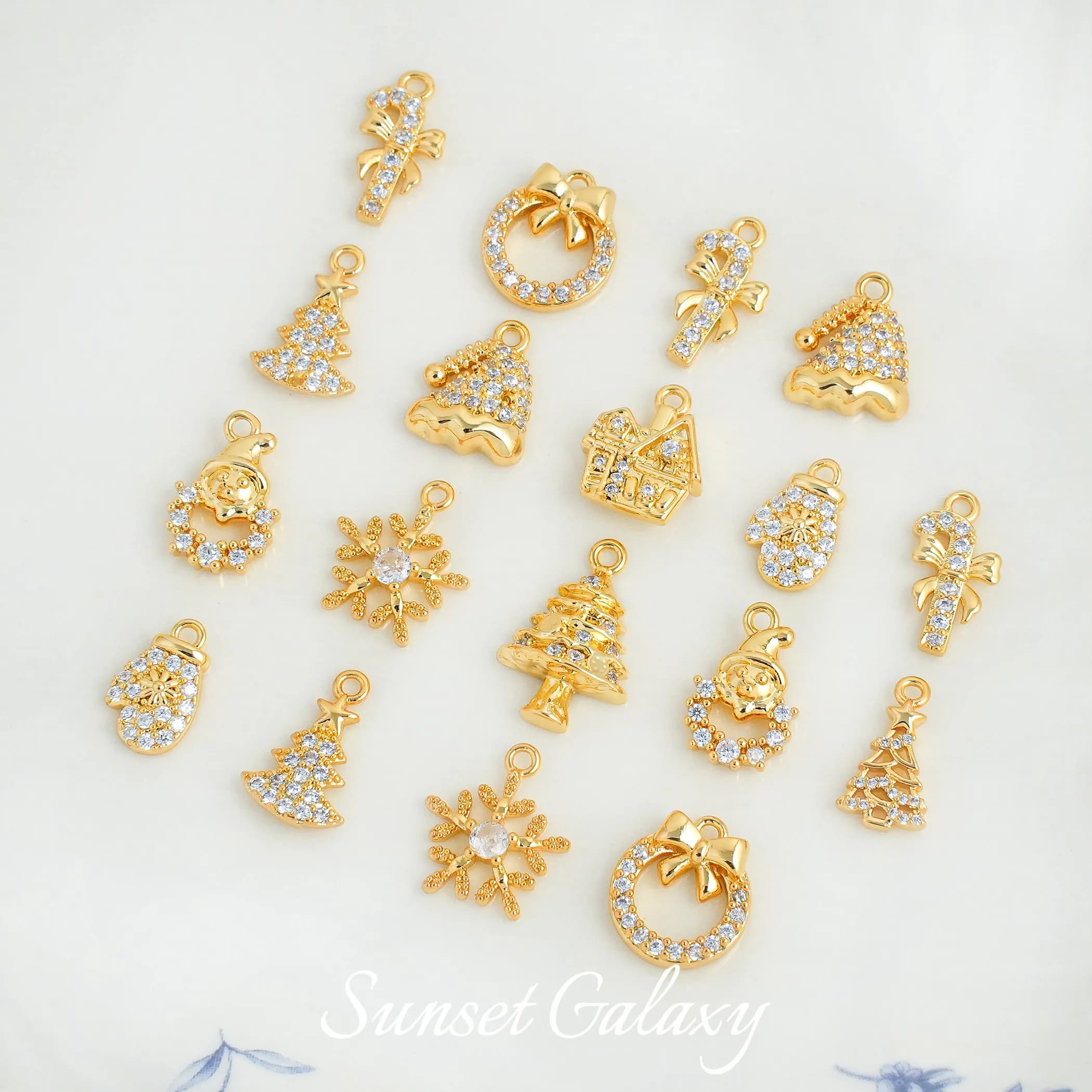 Ciondoli Natalizi Placcati Oro 18K con Zirconi Pavé a Forma di Omino di Pan di Zenzero e Calza, Componenti Fai da Te per Orecchini e Bracciali