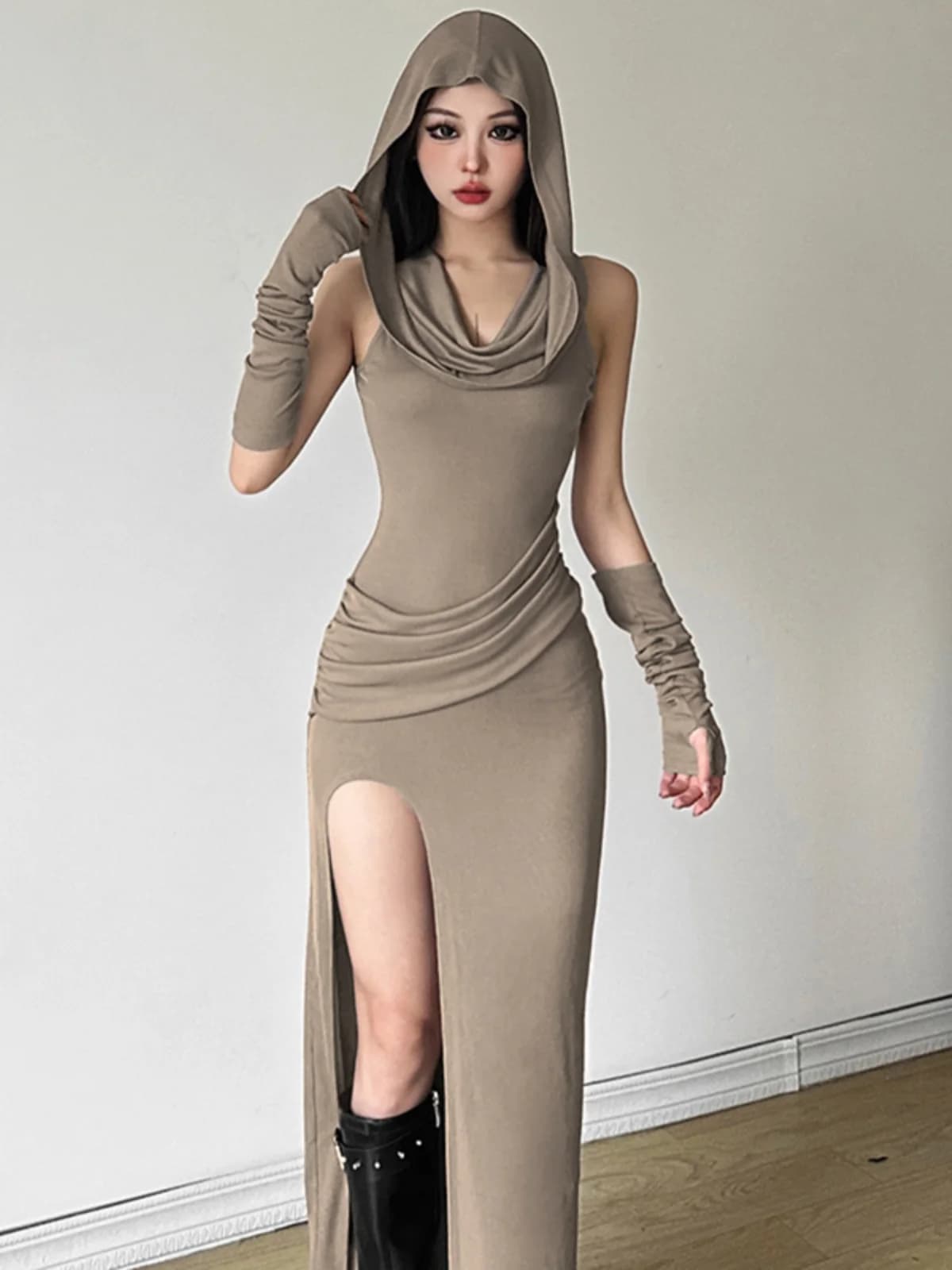 Abito Lungo da Donna Sisjuly AI Sensual Desert Wasteland Marrone Attillato Sexy con Spacco e Cappuccio, Gonna Lunga a H-Line in Misto Poliestere