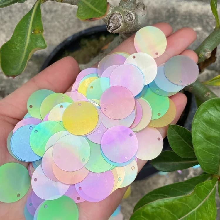Paillettes rotonde da 50g 20mm per decorazioni di abiti, paillettes sfuse con bordo forato in PET, resistenti al calore, opache e iridescenti.