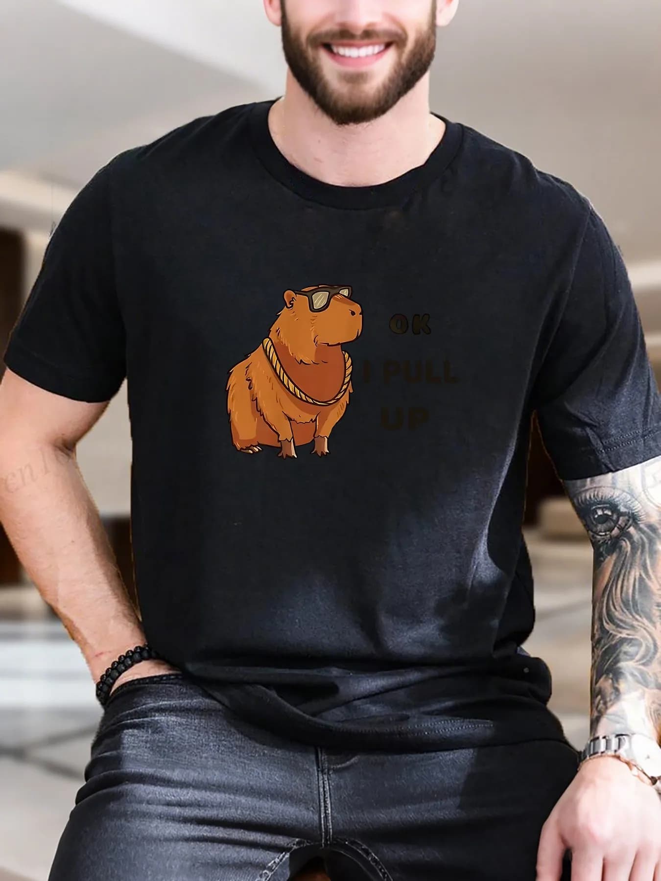 T-shirt da uomo con stampa grafica - Capibara giocoso con design di occhiali da sole, 100% cotone traspirante e morbido, abbigliamento casual quotidiano, alla moda