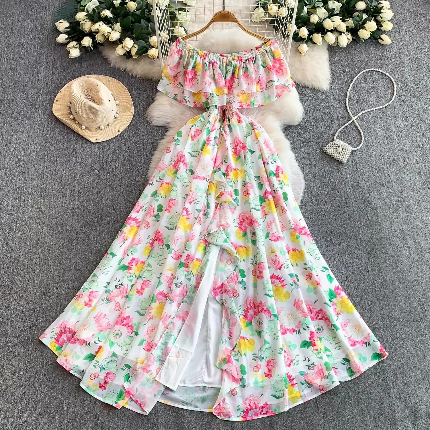 Abito Lungo Estivo da Donna Elegante con Spalle Scoperte, Scollo a Barca, Volant, Stampa Floreale e Pieghe, Ideale per Feste in Spiaggia e Vacanze