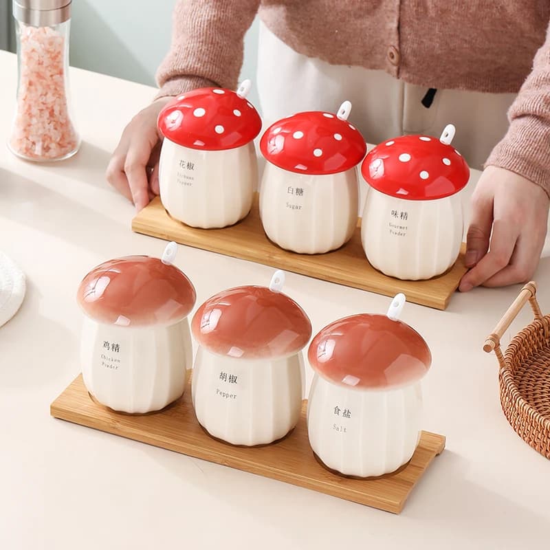 Set di barattoli di spezie a forma di fungo carino Set di tre pezzi in ceramica per sale, zucchero, pepe, scatola di immagazzinaggio, decorazione della cucina, scatola di spezie per condimenti combinata