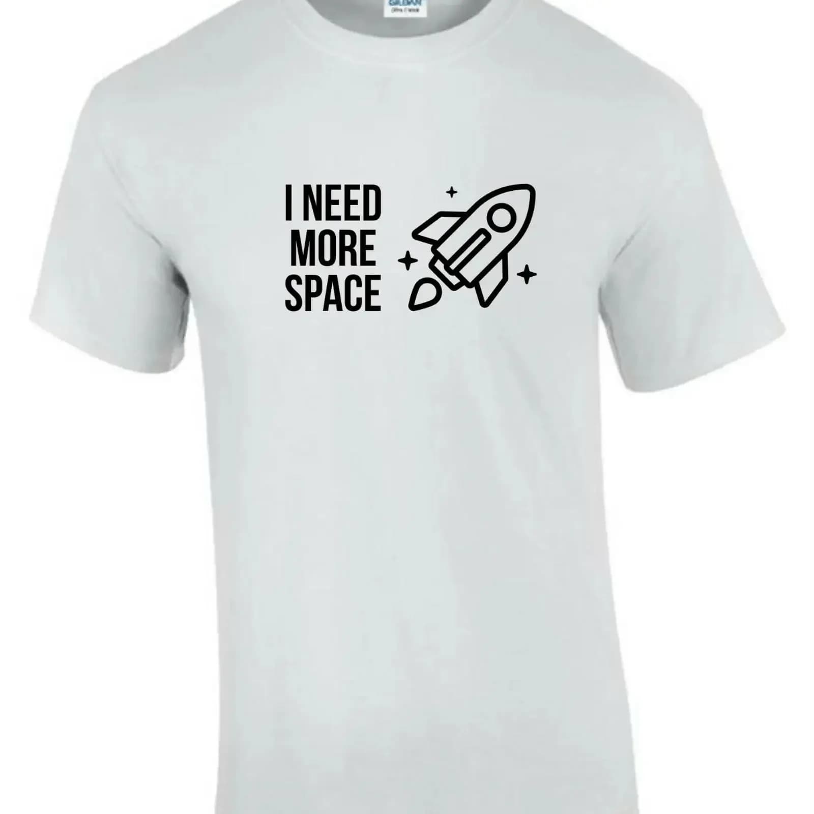 T-shirt divertente e scherzosa da uomo e da donna con stampa 'I Need More Space' T0212, vintage, effetto lavato, leggermente streetwear, casual, elasticizzata, versatile
