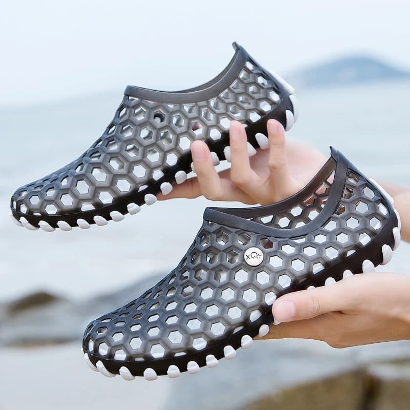 A Pair of New Summer Clogs, Wear-Resistant, Non-Slip, Comfortable Beach Shoes for Outer Wear, Simple and Fashionable Sandals