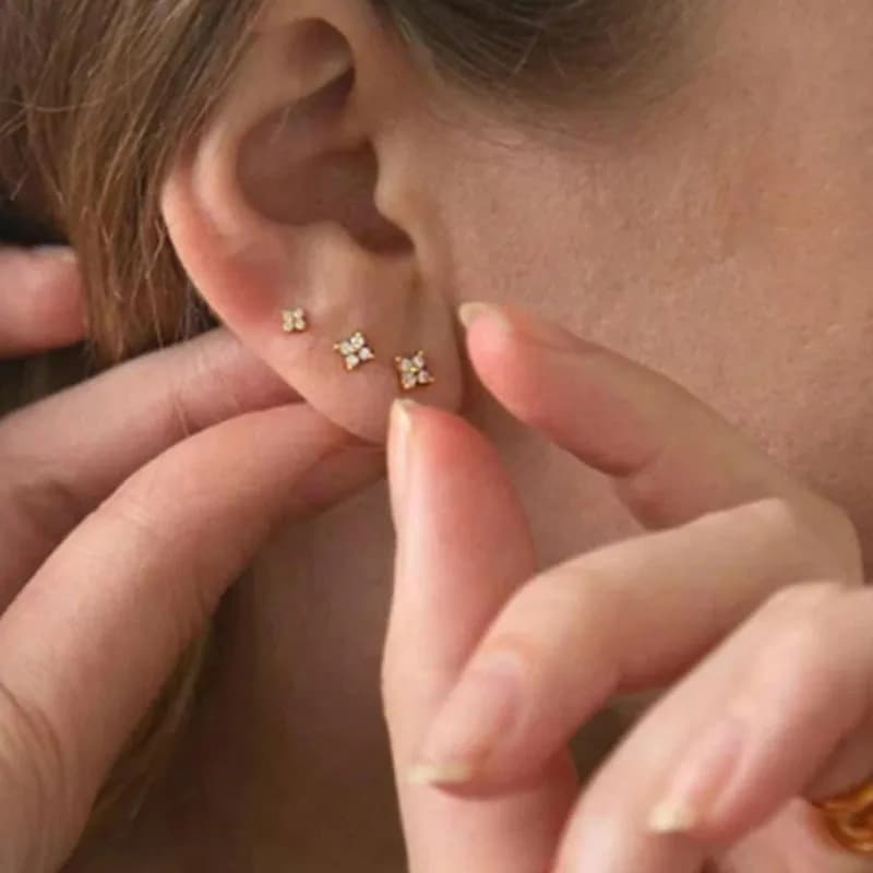 2/3 pezzi delicati orecchini a bottone con fiore CZ per le donne, gioielli per piercing all'orecchio con elica per cartilagine piccola e carina placcata in oro 18 carati