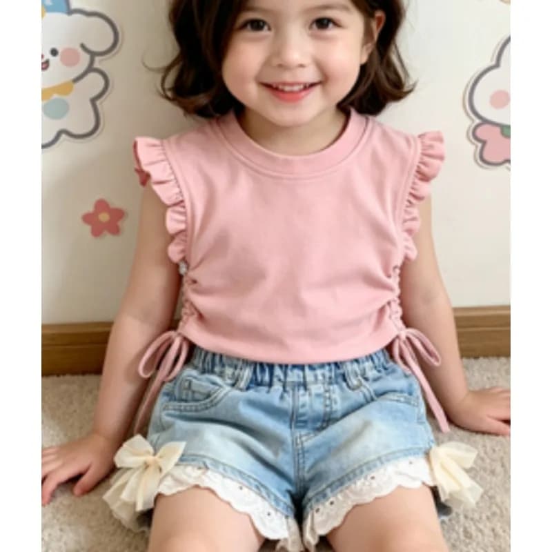 Nuovo set estivo 2026 per bambina: top con maniche a volant e pantaloncini in denim tinta unita, grazioso completo per bambini