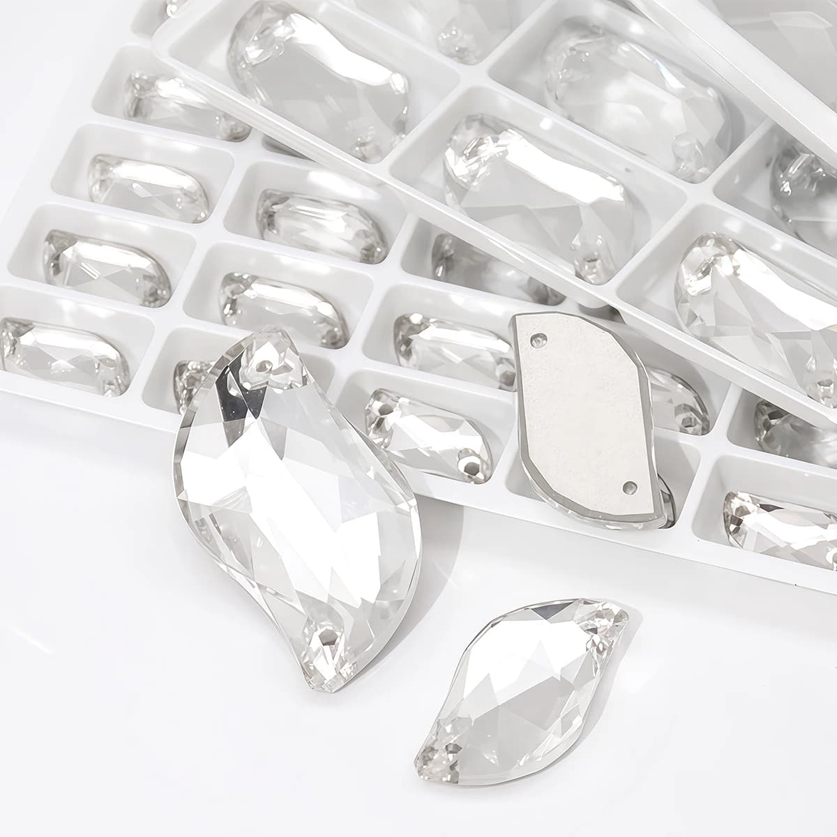Forma a S da cucire su strass in cristallo Strass in pietra con retro piatto con due fori per ornamenti per indumenti da sposa, borse per vestiti, scarpe