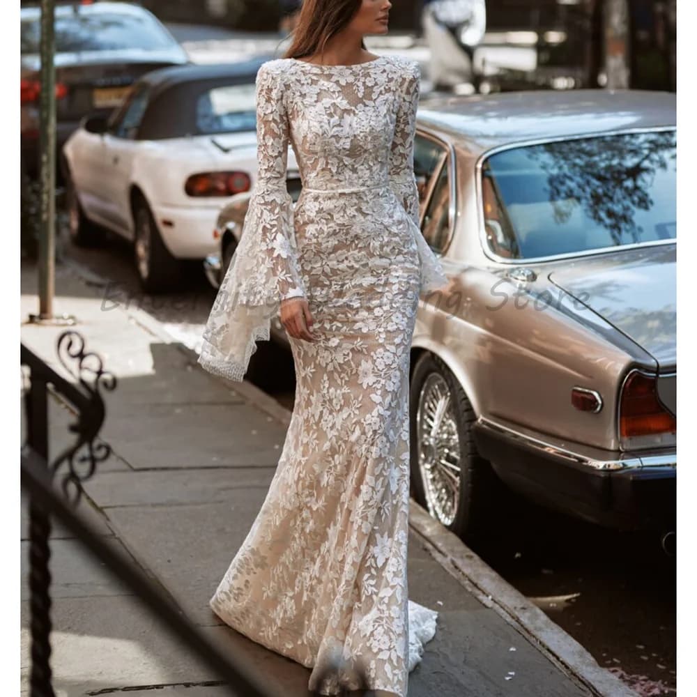 Abito da sposa a sirena con scollo a barchetta, maniche lunghe a campana, in pizzo, schiena scollata, colore champagne, con applicazioni floreali in pizzo e strascico