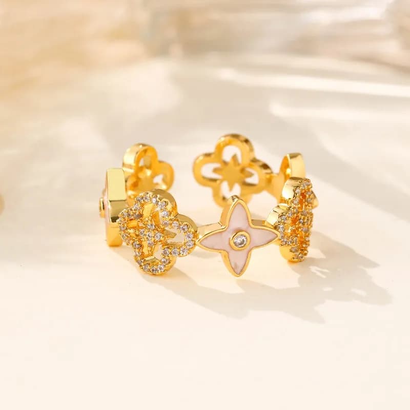 Anello Francese con Quadrifoglio in Zirconio Micro-Incastonato, Gioiello Femminile Raffinato, Alla Moda e di Lusso, Versatile e Regolabile