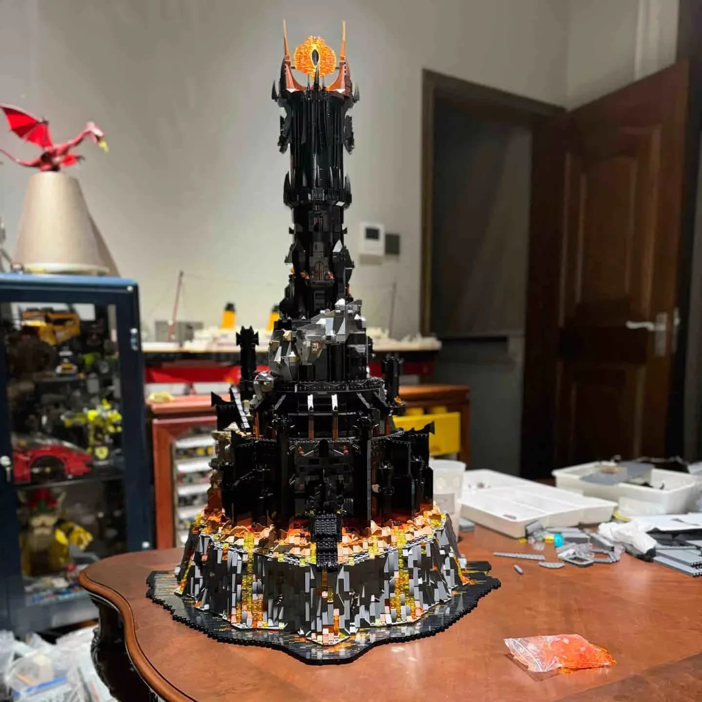 In magazzino 2025 nuovo 5471 Pz Creativo 10333 Torre Nera Modello Scuro Building Blocks Kit Mattoni Giocattolo per Ragazzi Regali Di Compleanno Per Adulti
