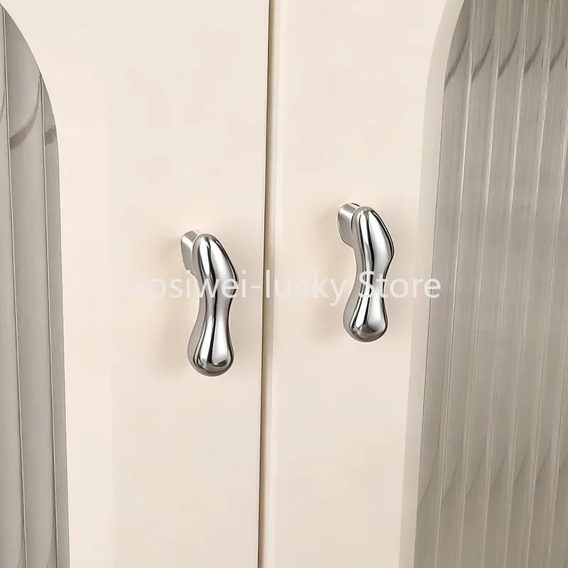Maniglia per porta dell'armadio con cassetto a forma di gocciolina d'argento Maniglia per porta dell'armadio Maniglie a foro singolo in oro nordico americano Ferramenta per mobili