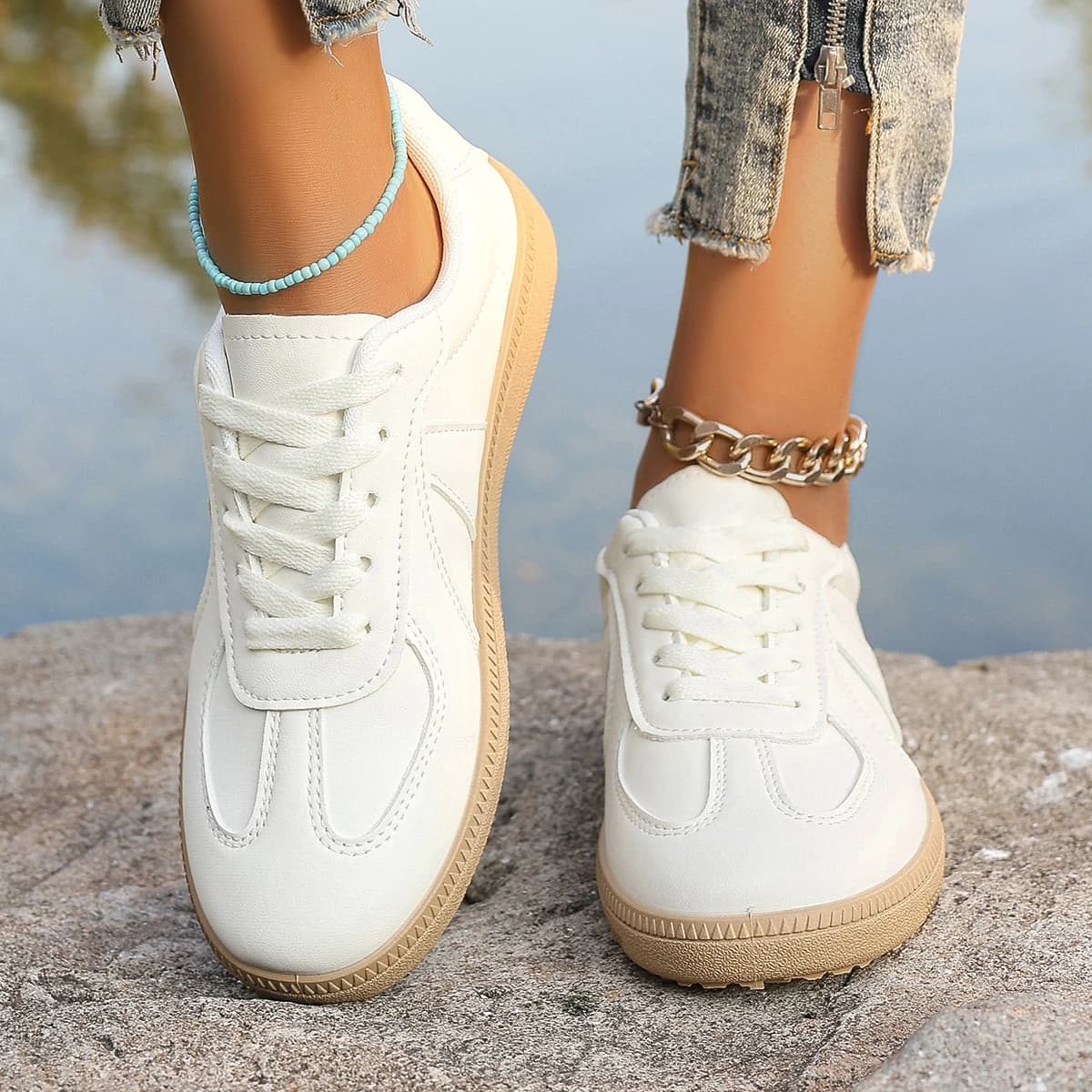 Le scarpe sportive bianche da donna sono leggere, dal taglio basso, con punta tonda e adatte per tutte le stagioni come scarpe casual da donna