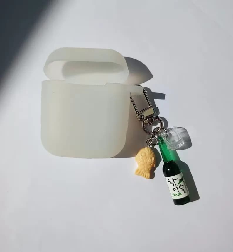 Portachiavi per cibo di strada Portachiavi per airpod in vetro a forma di pesce con bottiglia di Soju, cinturino per telefono