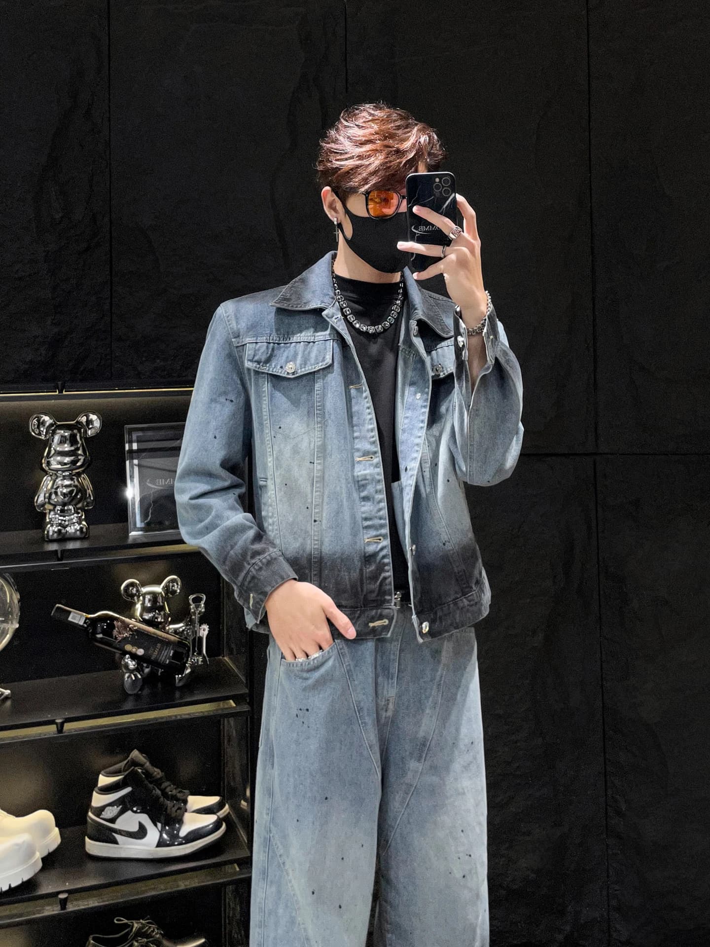 Giacca in denim blu casual da uomo di HOMME Fashion Brand con jeans a taglio a coltello, collezione Autunno 2025