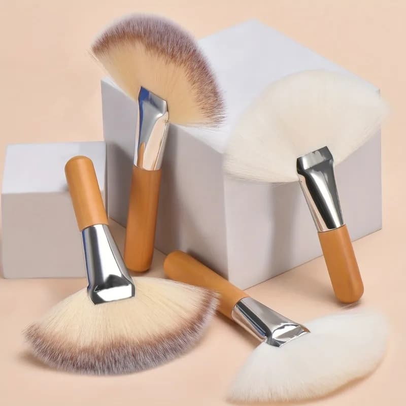 Set di 4 pennelli professionali per il trucco, pennello a ventaglio grande con manico in legno, progettato per la rimozione del trucco e l'applicazione dell'illuminante