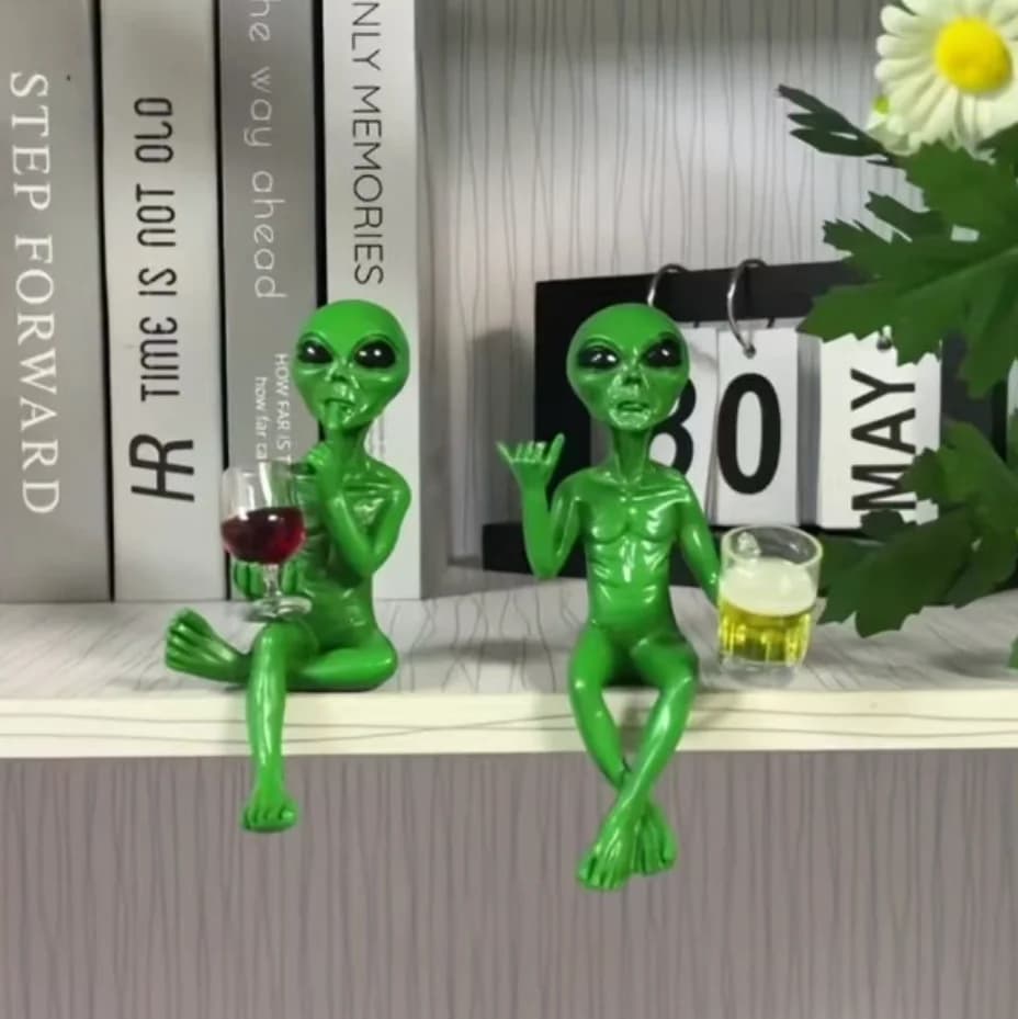 Funny Alien Statue Sculpture Garden Landscaping Yard Art Ornament Resin Beer Drinking Alien Sculpture Desktop Decoration