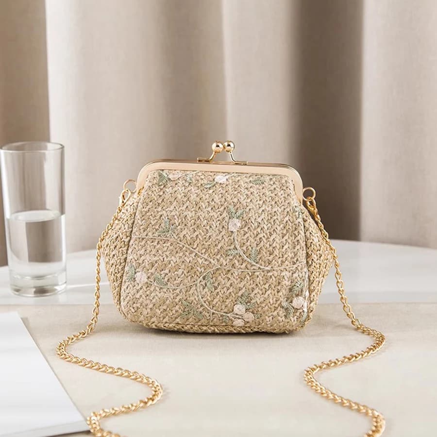 Borsa a tracolla singola con chiusura intrecciata estiva in paglia da donna con piccole catene in pizzo intrecciato con borsa a tracolla con clip a bocca dorata