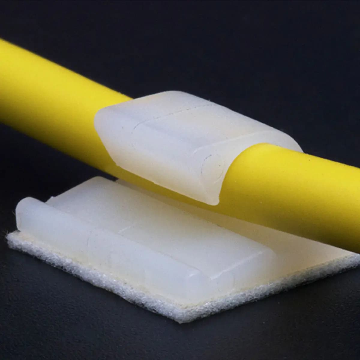50 Pezzi Clip per Cavi Adesivi in Plastica Bianca, Morsetti per Fili con Nastro Biadesivo, Organizzatori per Cavi per Casa, Ufficio, TV