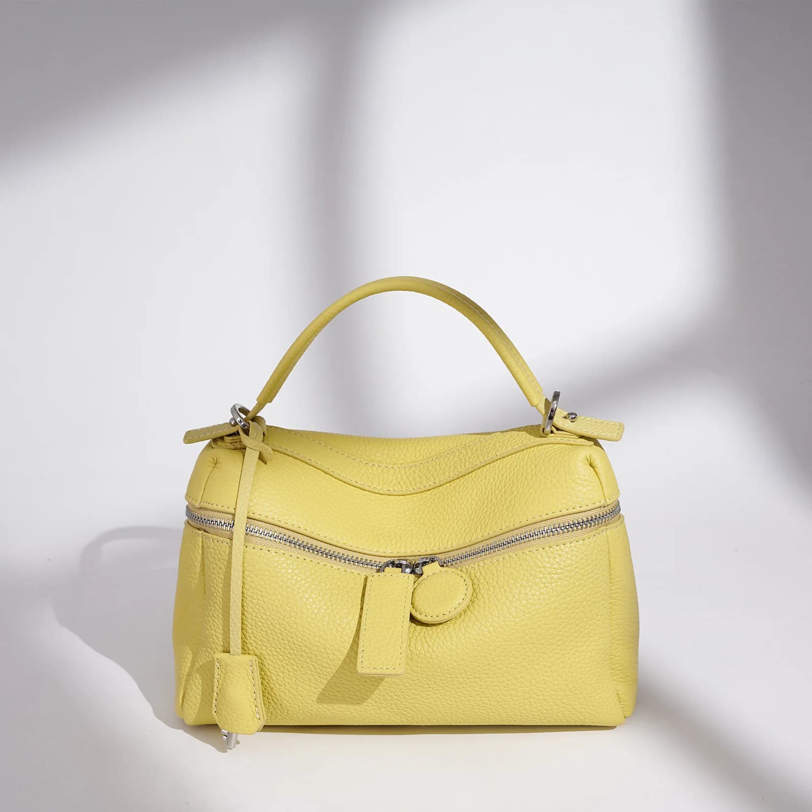 Borsa a tracolla di lusso con logo a lettere per donna, dal look minimalista e con ampi scomparti, utilizzabile anche come borsa per pannolini chic.