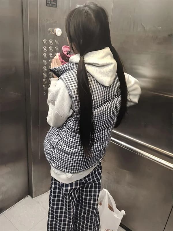 Giacca in cotone a quadri blu americano alla moda, giacca da donna ampia con collo alto, gilet alla moda autunno inverno