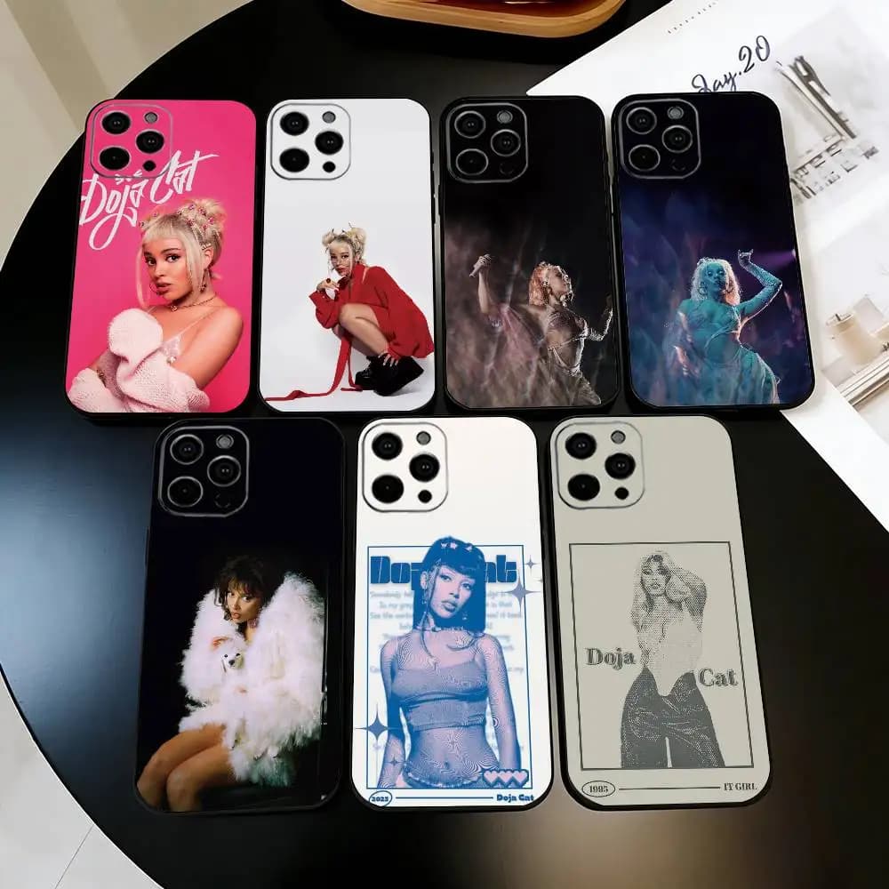 Cover Morbida Nera per iPhone 17, 16, 15, 14, 13, 12, 11 Plus, Pro Max e Altri Modelli - Design Doja Cat Singer