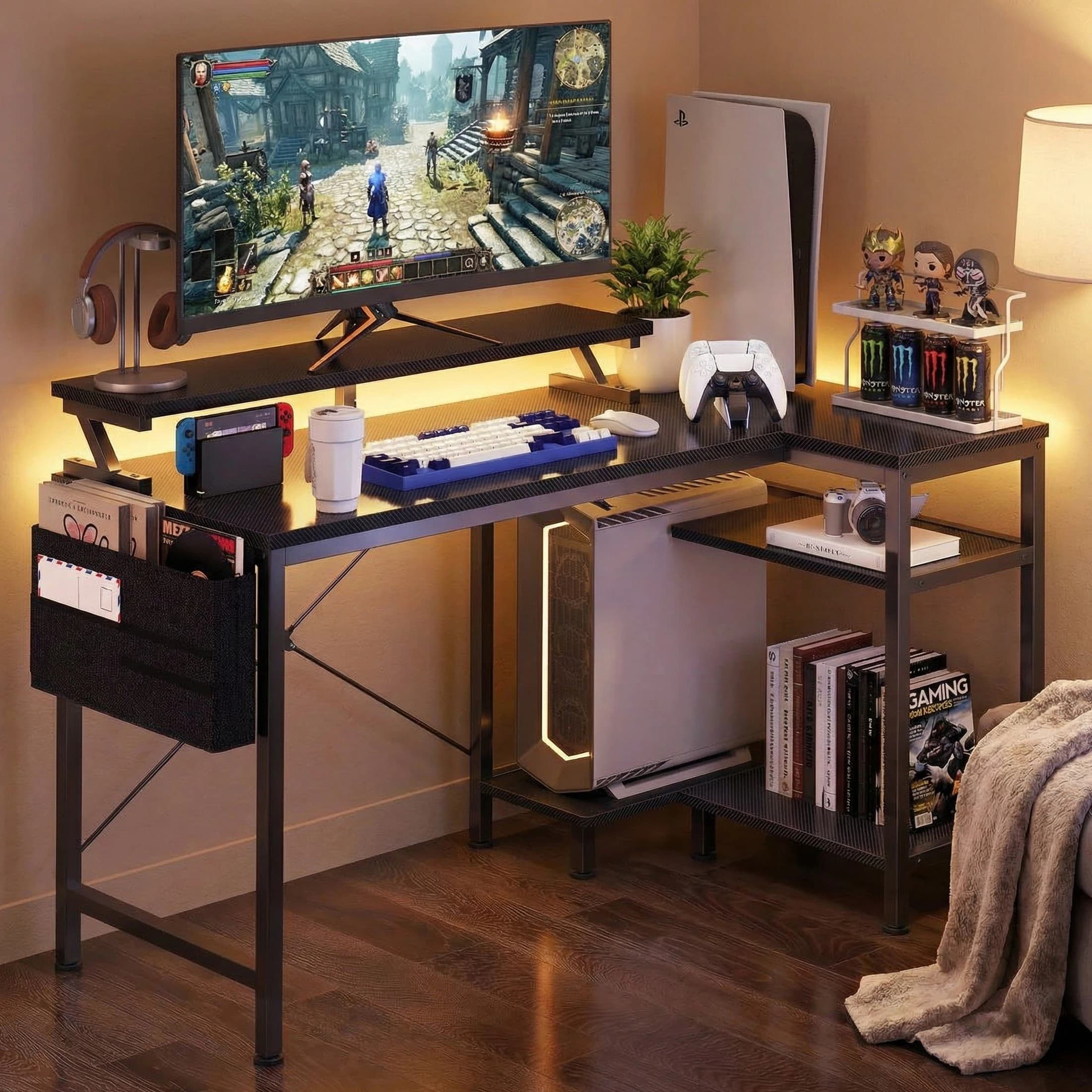 Scrivania a L JHK da 40 a 48 Pollici con Ripiani Portaoggetti, Tavolo da Gaming in Legno con Porte USB e Luci LED per Ufficio
