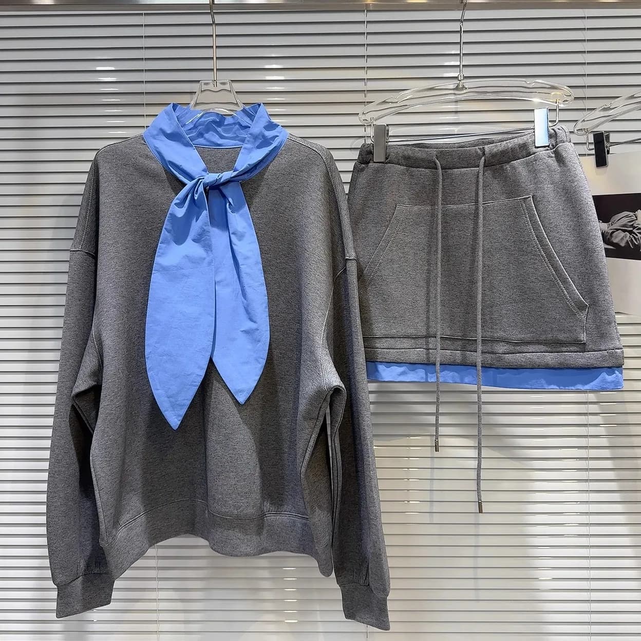 Completo da donna casual con gonna a vita alta e cordoncino, felpa con collo annodato e tasche, manica lunga - Collezione Primavera 2026