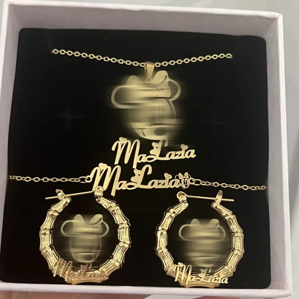 DUOYING Set di gioielli con personaggi personalizzati Collana con ciondolo a forma di cartone animato personalizzato Bracciale a catena in oro Nome Orecchino di bambù per regalo per bambini