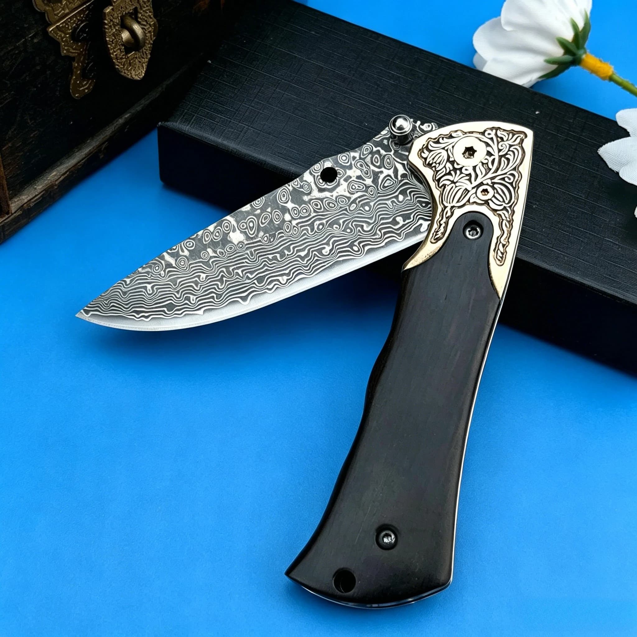 Coltello Pieghevole da Campeggio con Lama in Acciaio Damascato, Manico in Ebano e Ottone, Clip da Cintura Inclusa, Coltello Tascabile EDC Versatile e Pratico