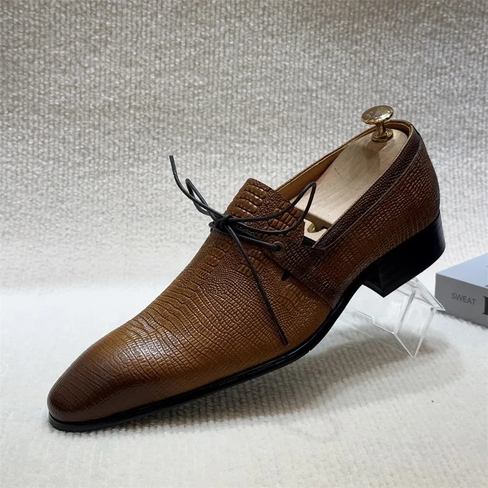 Design elegante di fascia alta fatto a mano con spazzolatura dei colori Scarpe alla moda con punta in pelle bovina in rilievo Scarpe da lavoro formali in pelle scamosciata