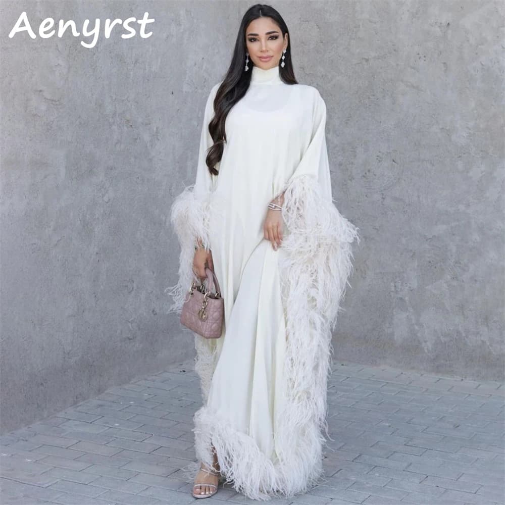 Aenyrst Piume Collo alto Abiti da sera personalizzati sauditi Una linea Abito da ballo in raso Abiti da cerimonia lunghi fino al pavimento da donna