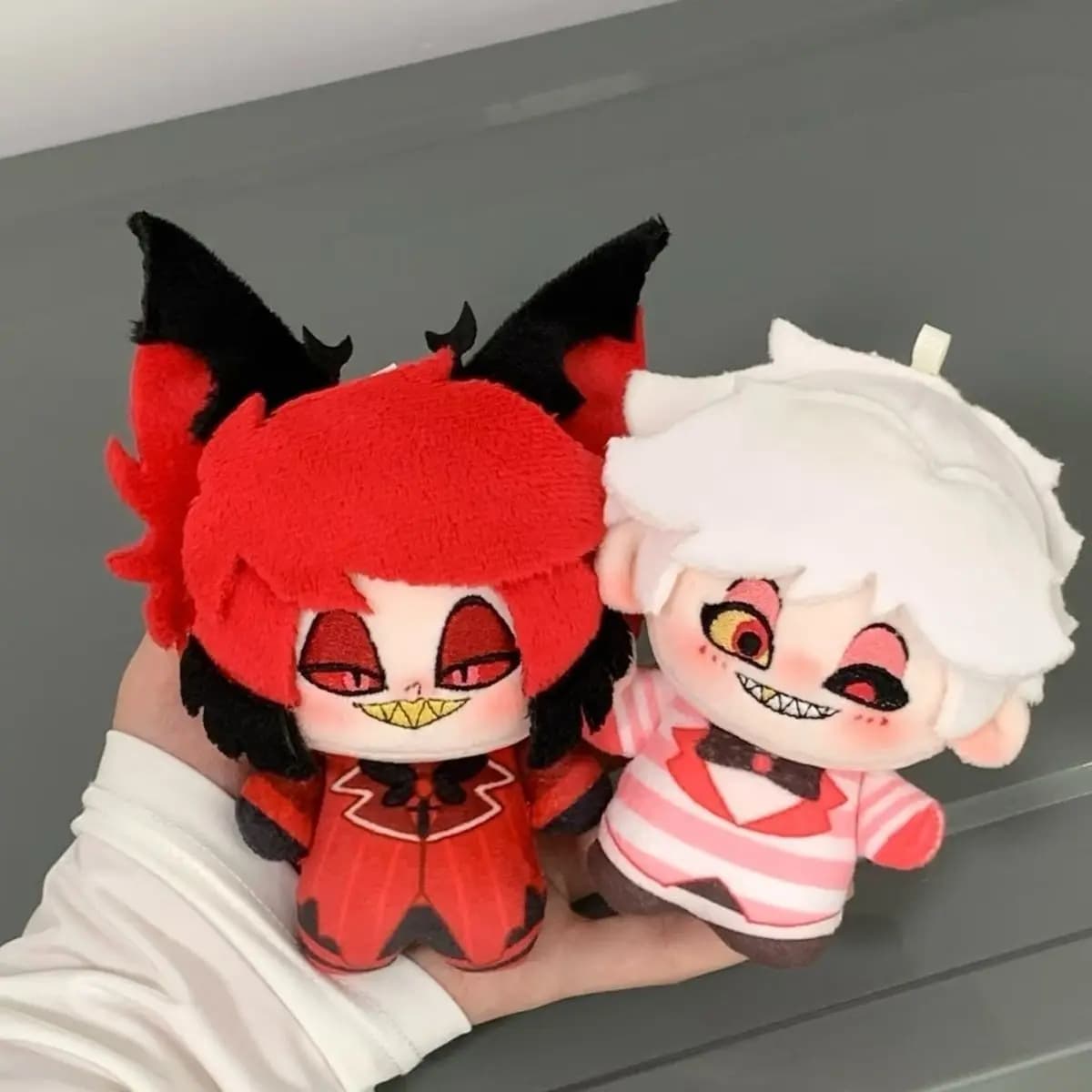 Peluche Hazbin Alastor Angel da 10 cm, Simpatico Ciondolo Portachiavi Anime Kawaii, Regalo Cosplay