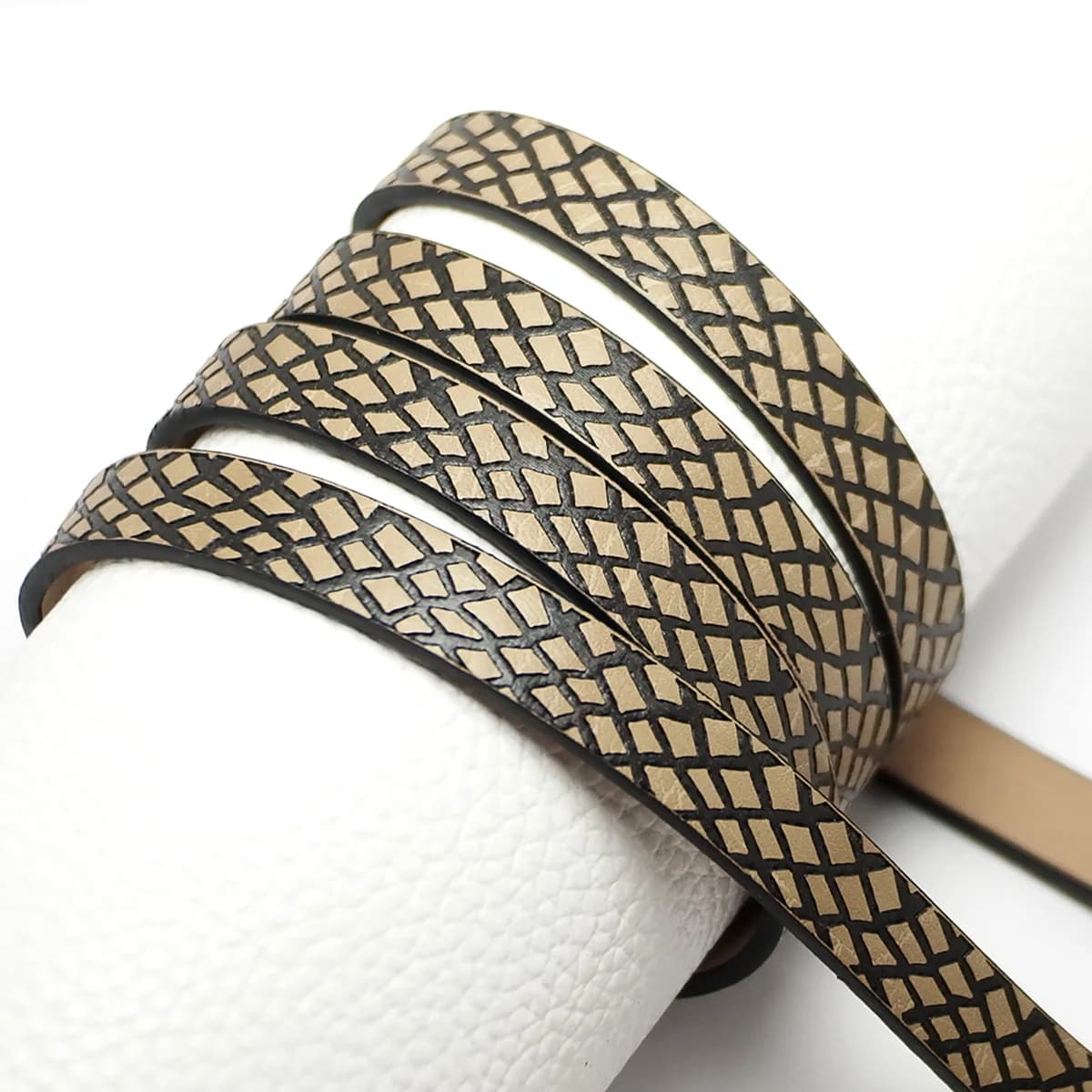Cavo in pelle goffrata a rete marrone chiaro da 46 pollici, striscia in pelle 10x2 mm, creazione di fasce per cappelli con trama tridimensionale, creazione di braccialetti