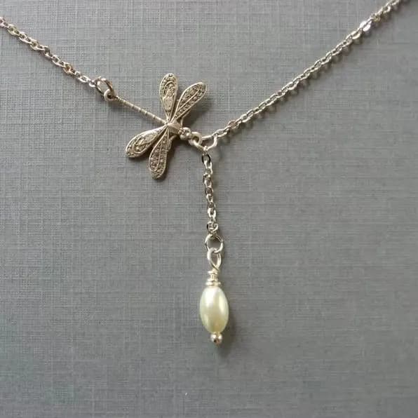 An Elegant Hollowed-Out Dragonfly Paired With a Water-Drop-Shaped Imitation Pearl Pendant, Suitable for Daily Commuting.