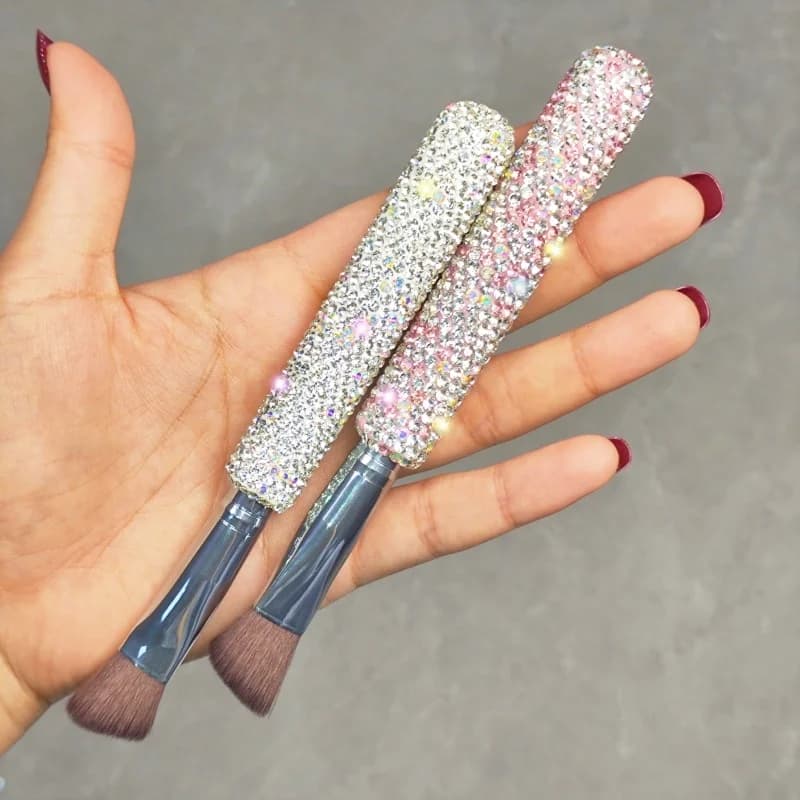 Triangular Shade Brush for nose Line without brushes with set of artificial diamonds highlighted to light the corrector brush of the central tear line