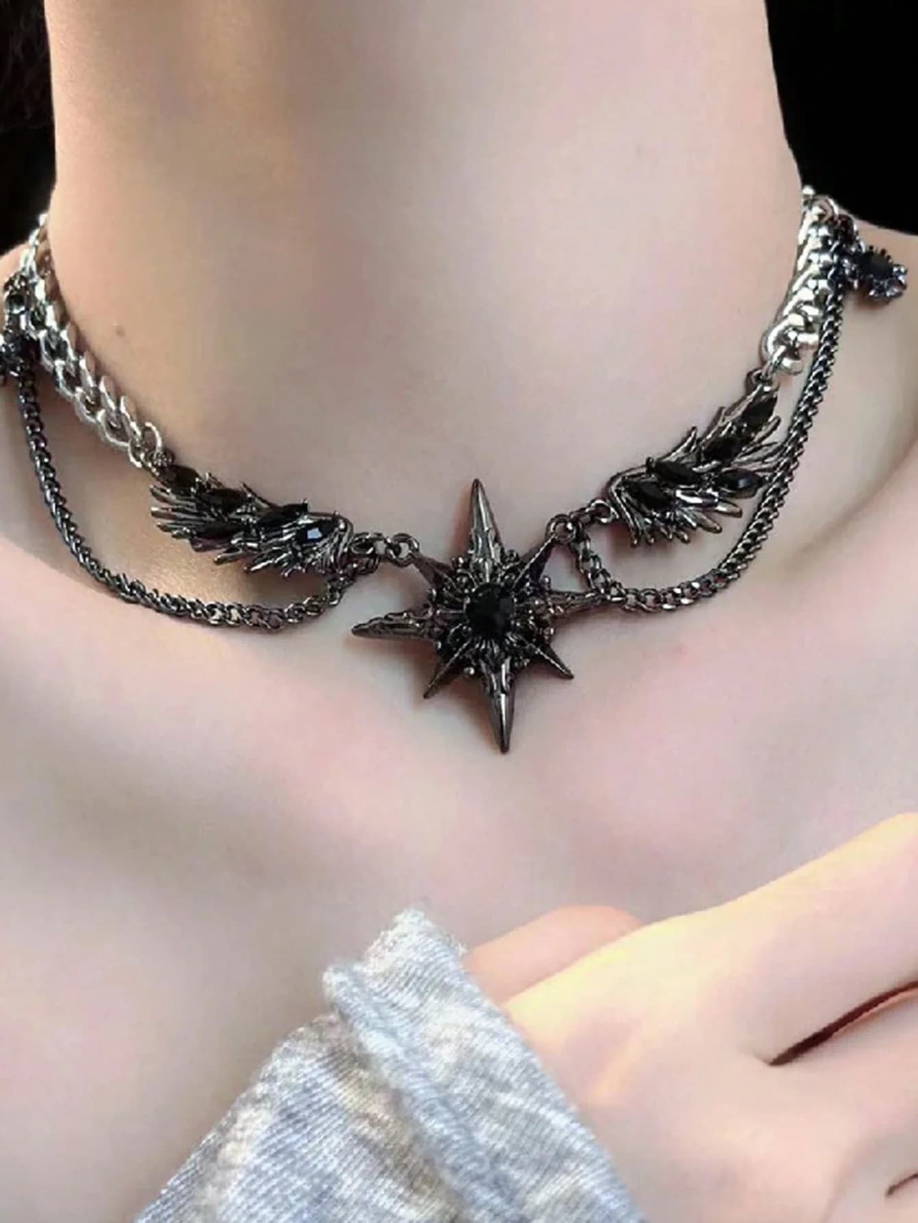 Collana a strati con ciondolo a stella e ala in stile gotico punk per donna