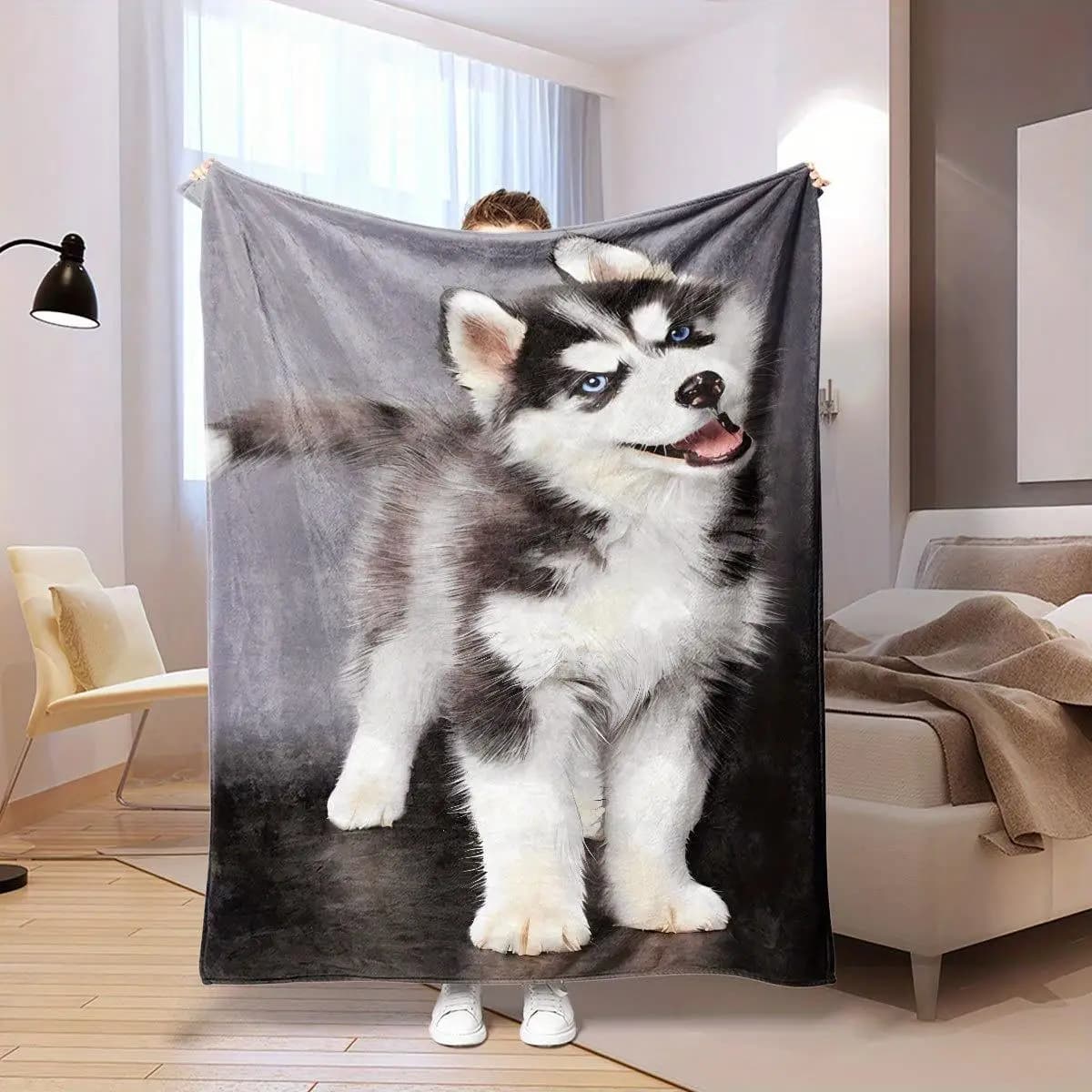 With a husky puppy pattern Flannel printed blanket suitable for all seasons suitable for living room office sofa and travel