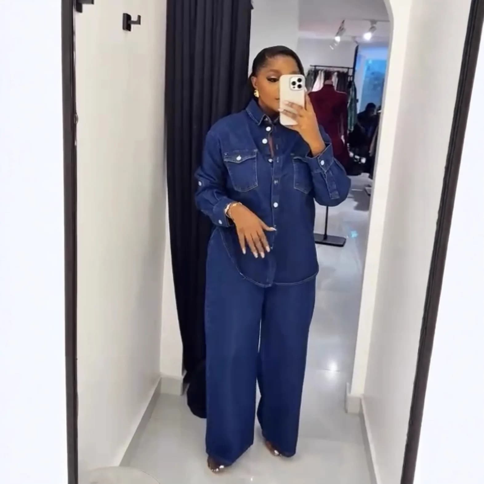 Completo due pezzi in denim da donna: camicia e pantaloni dritti, stile streetwear, lavaggio effetto invecchiato, Primavera 2026