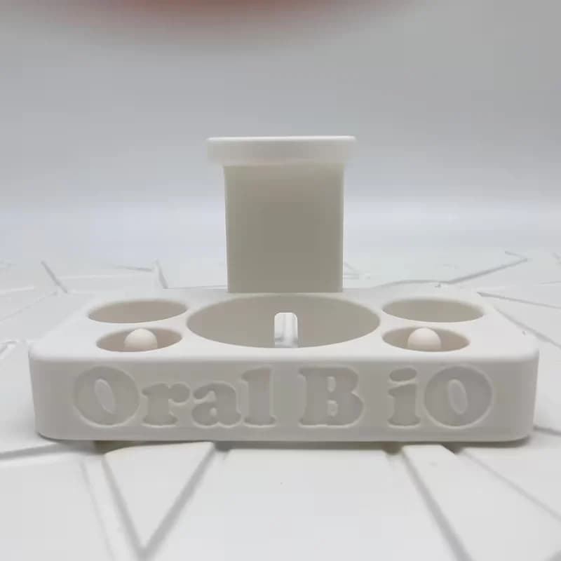 Base portaoggetti bianca con stazione di ricarica e sistema di drenaggio per lo spazzolino elettrico Oral-B IO, per la conservazione domestica
