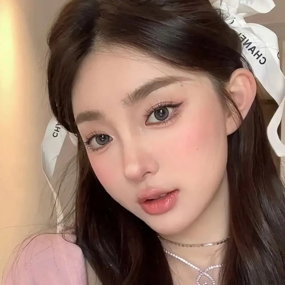 Four-color fads, waterproof and sweat resistant eye shadow palette, without drooping, dazzling lip gloss for women and girls