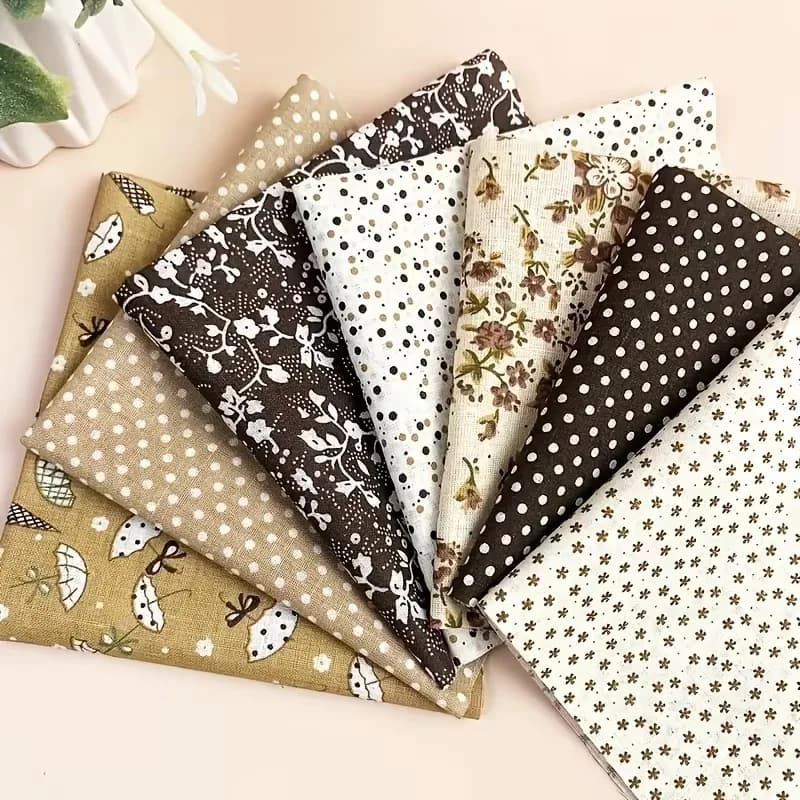 Set di 7 pezzi di tessuto stampato con pois e piccoli motivi floreali; ideale per cucito, progetti fai da te, scrapbooking.