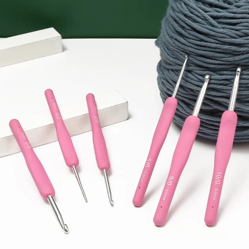 2.0mm-6.0mm Rosa TPR Alluminio Uncinetto Set Ferri da maglia Manico morbido Maglione Aghi da cucire Strumenti per maglieria