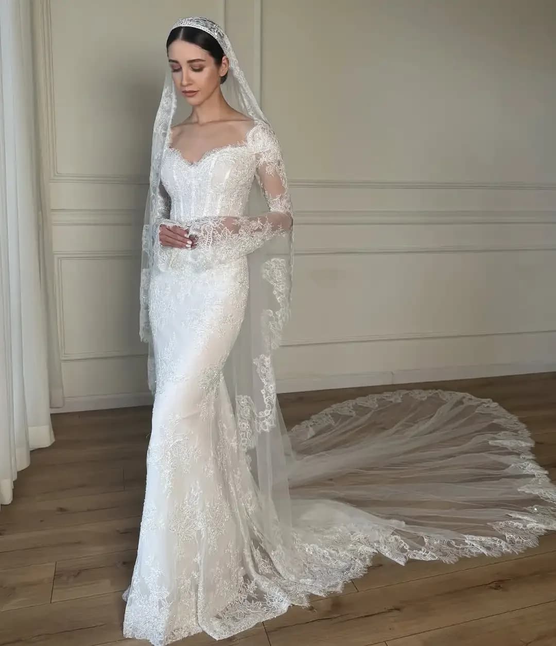 Bridal dresses with exquisite siren personalized with shoulders discoveries Bridal dress embroidered in lace with V neckline with veil wedding dresses
