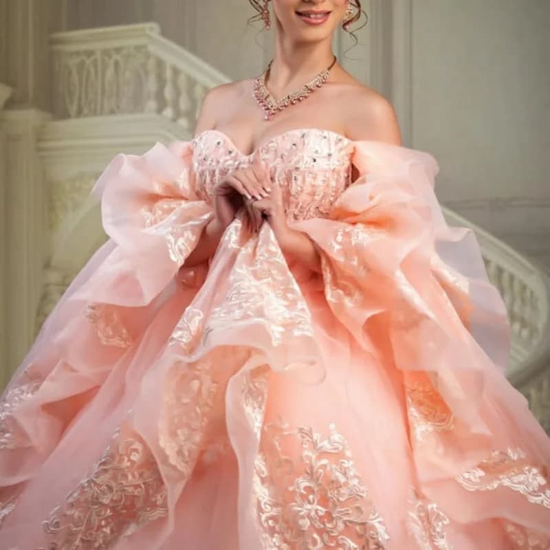 Abiti Quinceanera rosa chiaro con spalle scoperte Decalcomania di cristallo Stratificazione Coda lunga Vestido De 15 Quinceanera Personalizza