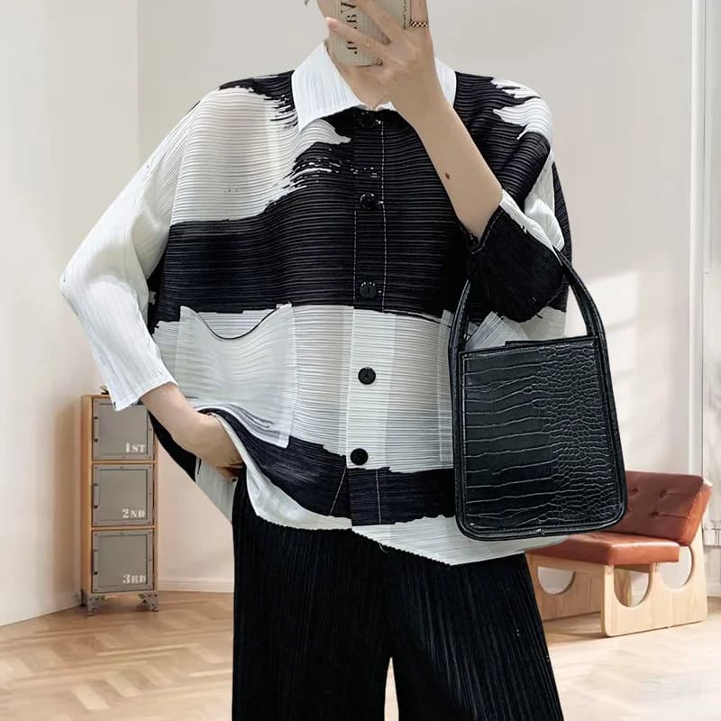 Camicia stampata originale a pieghe Miyake Camicetta pieghevole a righe bianche nere Donna 2025 Giacca piccola con pieghe monopetto con risvolto estivo