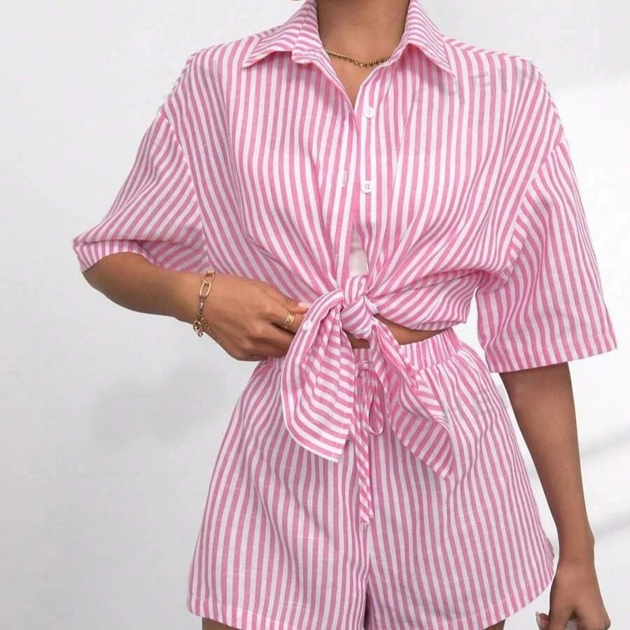 Completo da donna due pezzi con pantaloncini: camicia casual a collo risvoltato e pantaloncini a righe con elastico in vita, stile Y2K Streetwear 2026
