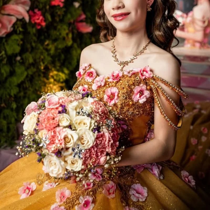 Abito Quinceanera dorato lucido Stratificazione di pizzo glitter di cristallo decalcomania fiore 3D Coda lunga abiti da 15 Quinceanera Personalizzato